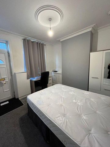 3 bedroom flat to rent - Photo 2