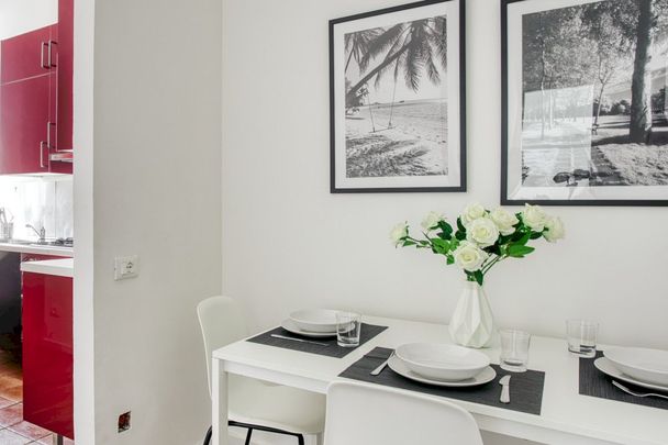 Large single room with balcony in Milan - Photo 1