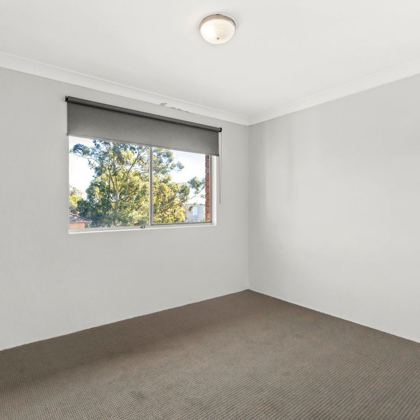 Neat and tidy 2 bedroom unit, freshly painted and new carpet - Photo 1