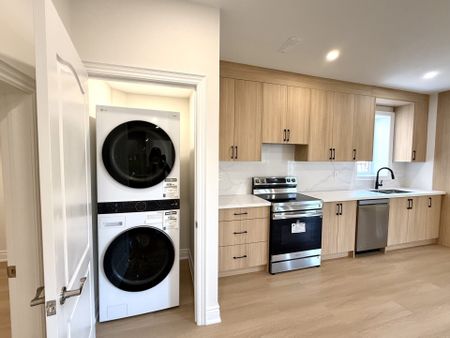 For Lease - 104 Mitchell Place, Newmarket, Ontario - Photo 2