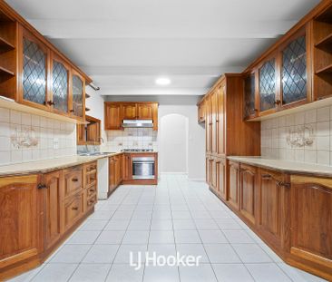 Spacious & Renovated Family Home in Prime Dandenong North Location! - Photo 4