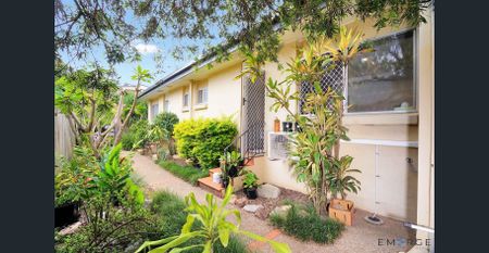Renovated Unit with Private Courtyard - Photo 3