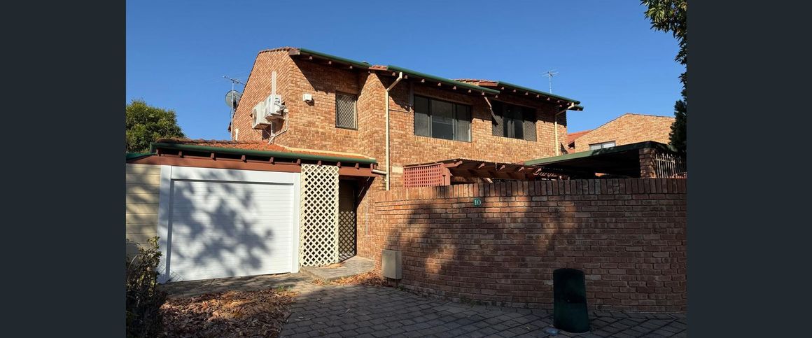 Renovated townhouse offering lifestyle and location - Photo 1