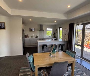 Modern Family Home in Sought-After Faringdon - Photo 4