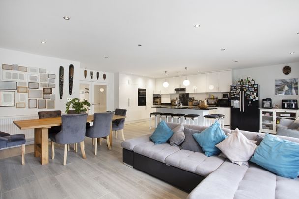 4 bedroom detached house to rent - Photo 1