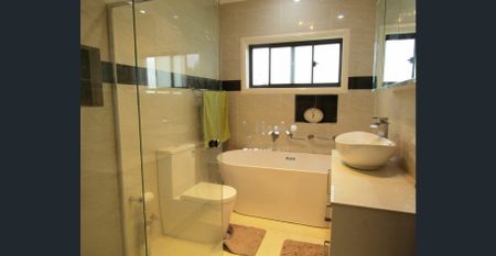 Stunning 5-Bedroom Family Home!! - Photo 2