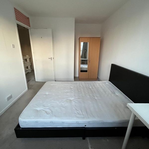 Room in a Shared Flat, Badric Court, SW11 - Photo 1