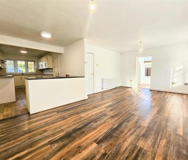 4 bedroom detached house to rent - Photo 5