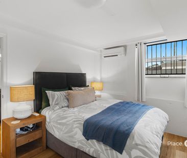 Family Home in a Quiet Yeronga Pocket - Photo 5