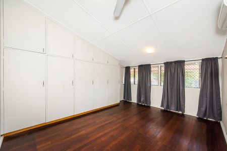 Stunning Family Home with Expansive Yard Space! - Photo 3