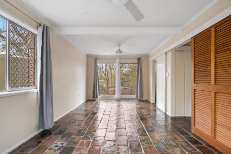 “Hillside Hideaway Awaits!” - Photo 2