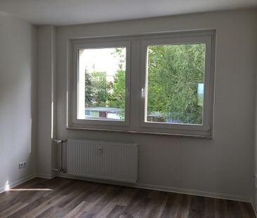 Sanierte 3-Raum-Wohnung in ruhiger Lage mit Wanne und Balkon - Photo 2