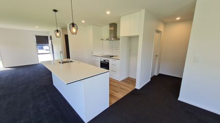 68 Oaks Drive, Lincoln - Photo 2