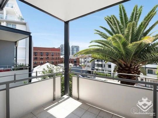 Urban Loft Living in the Heart of Teneriffe - Photo 1