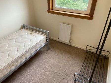 3 bedroom flat to rent - Photo 3