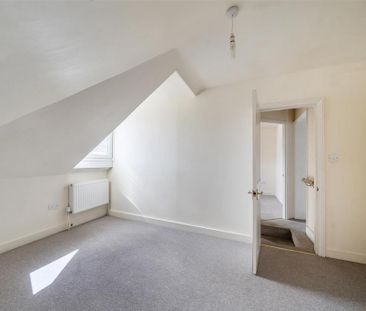 4 bedroom end of terrace house to rent - Photo 1