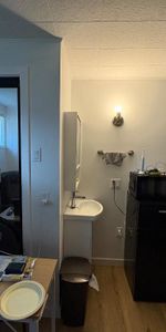 Chambre rénovée, avec lavabo et toilette, à Louer - Photo 3