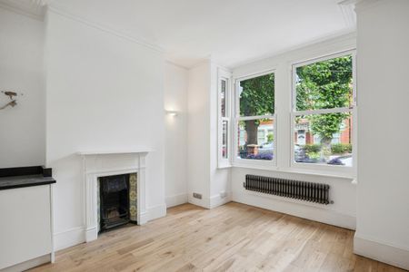 3 bedroom house in London - Photo 2