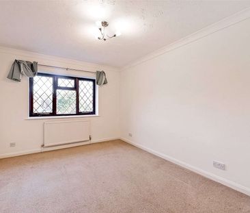 A well presented first floor apartment in a sought after close, wit... - Photo 4