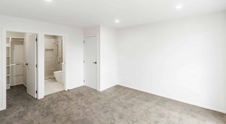 Charming 5-Bedroom Home Near Clevedon Village! - Photo 2
