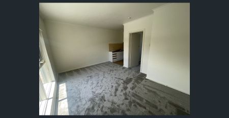 FIRST FLOOR LIGHT AND BRIGHT APARTMENT WITH SECURE ENTRY AND PARKING - Photo 3