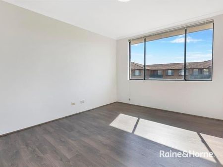 SPACIOUS THREE BEDROOM APARTMENT IN THE PRESTIGIOUS 'KIMBERLEY ESTATE' - RESORT STYLE LIVING! - Photo 2