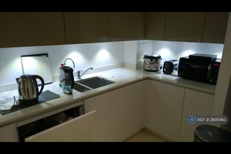 1 bedroom in a flat share to rent - Photo 4