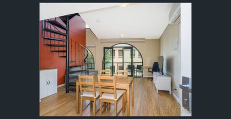 Two Storey, New York Style Apartment - Photo 3