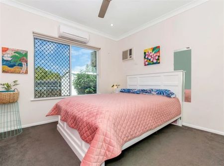 STUNNING 4 BEDROOM, 2 BATHROOM HOME + POOL + SOLAR! - Photo 3