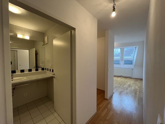 2 Zimmer Dachgeschoßwohnung in bester Lage - 1050 Wien! - Photo 1