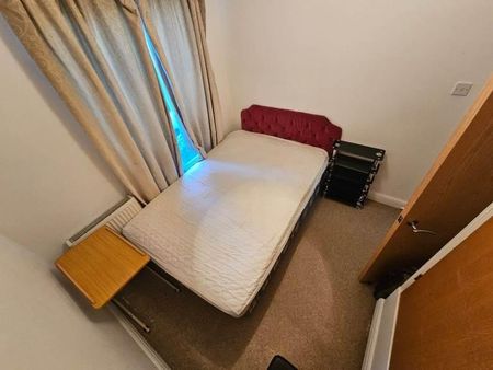 1 bedroom in a flat share to rent - Photo 3