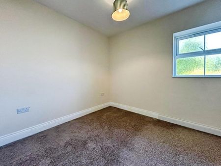 3 bedroom Flat To Let - Photo 2