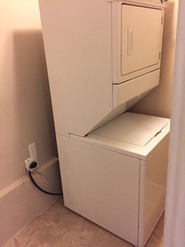 Pet Friendly 2 Bedroom Unit with In-Suite Laundry!! - Photo 5