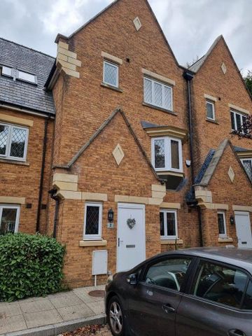 4 bedroom semi-detached house to rent - Photo 2