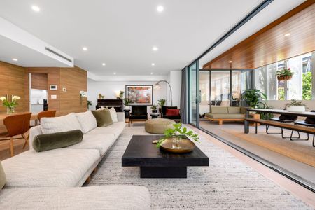 Stunning apartment in the heart of New Farm with 2 cars and storage! - Photo 2