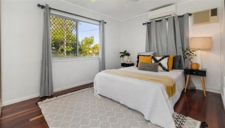 3 BEDROOM HOME IN CENTRAL LOCATION + POOL + ADDITIONAL UTILITY ROOM! - Photo 4