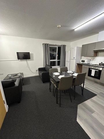 6 bedroom flat to rent - Photo 2