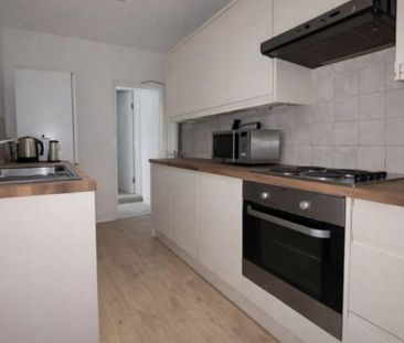 4 bedroom semi-detached house to rent - Photo 3