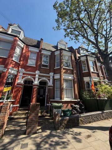 1 bedroom in a house share to rent - Photo 2