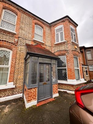 3 Bed Flat, Seven Kings, IG3 - Photo 1