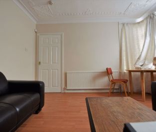 4 bedroom House in Langdale Avenue, Leeds - Photo 1