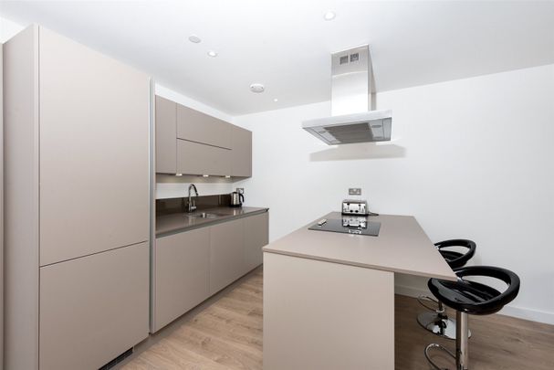 Williamsburg Plaza, London, E14 9NW - Photo 1