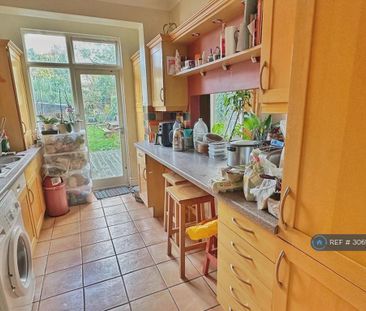 1 bedroom in a house share to rent - Photo 2