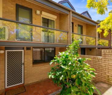 Airy Renovated Three Bedroom Townhouse with Courtyard - Photo 4