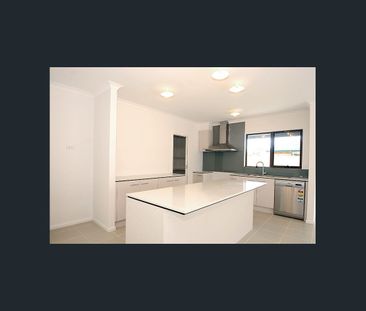 LOVELY 4 BEDROOM TOWNHOUSE IDEALLY POSITIONED LOCATED CLOSE TO ALL ... - Photo 3