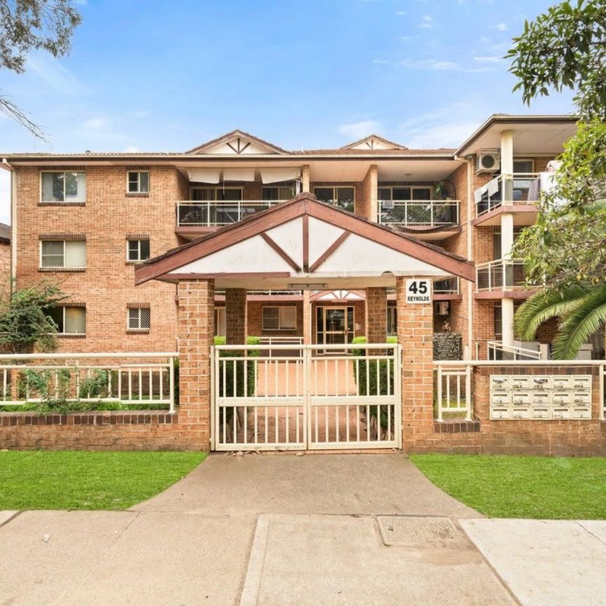 Modern Two-Bedroom Apartment - Photo 1