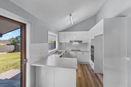 FRESHLY UPDATED SPACIOUS FAMILY HOME! - Photo 2