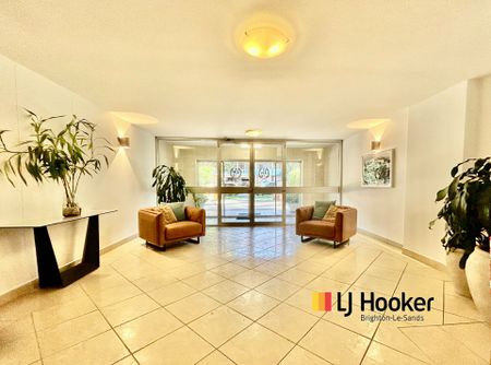 ENORMOUS, HOUSE SIZE FIRST FLOOR 3 BEDROOM APARTMENT!! IDEAL LOCATION - Photo 4