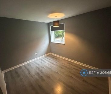 3 bedroom flat to rent - Photo 3