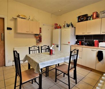 4 bedroom House in Hyde Park, Leeds - Photo 4